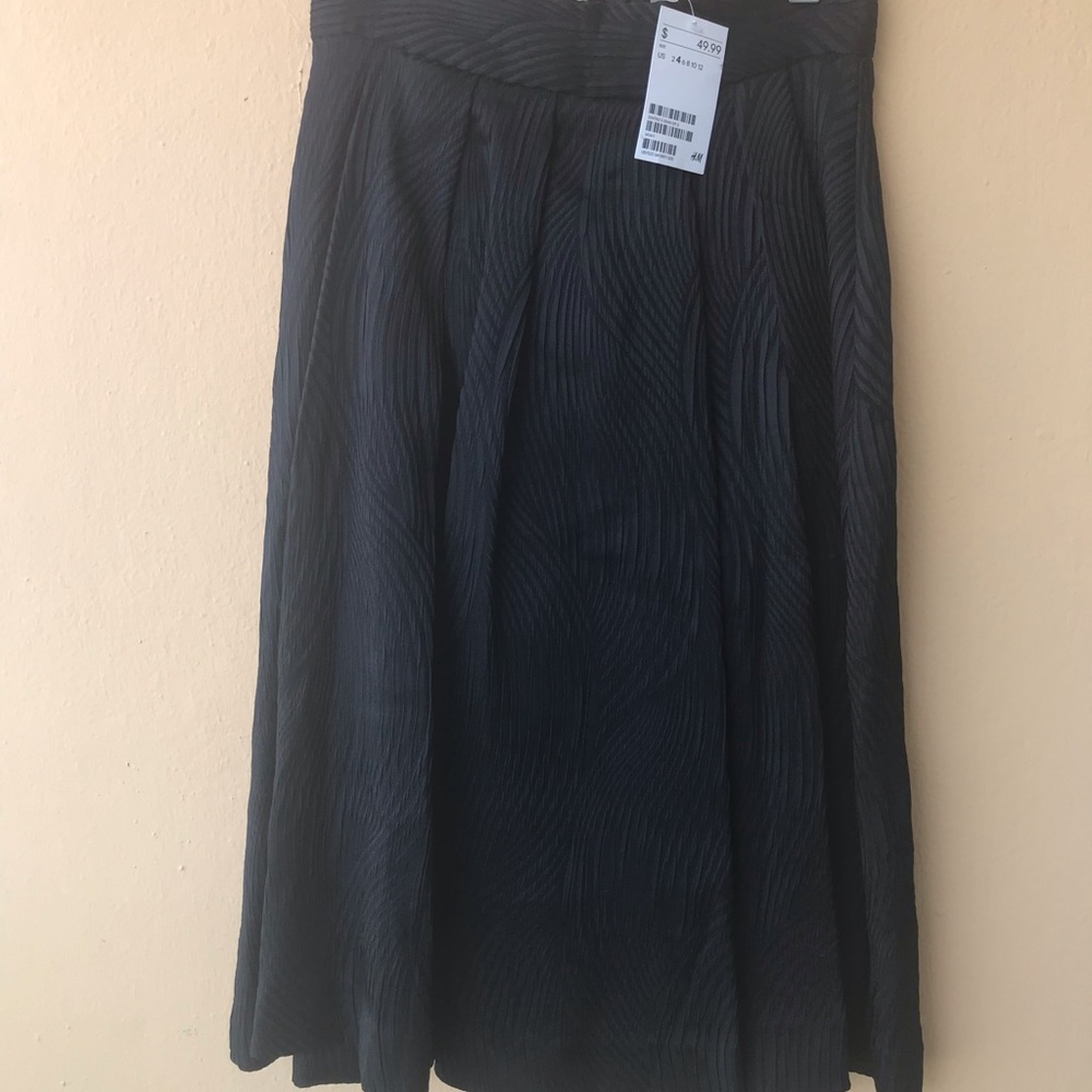 H&M black skirt size 4